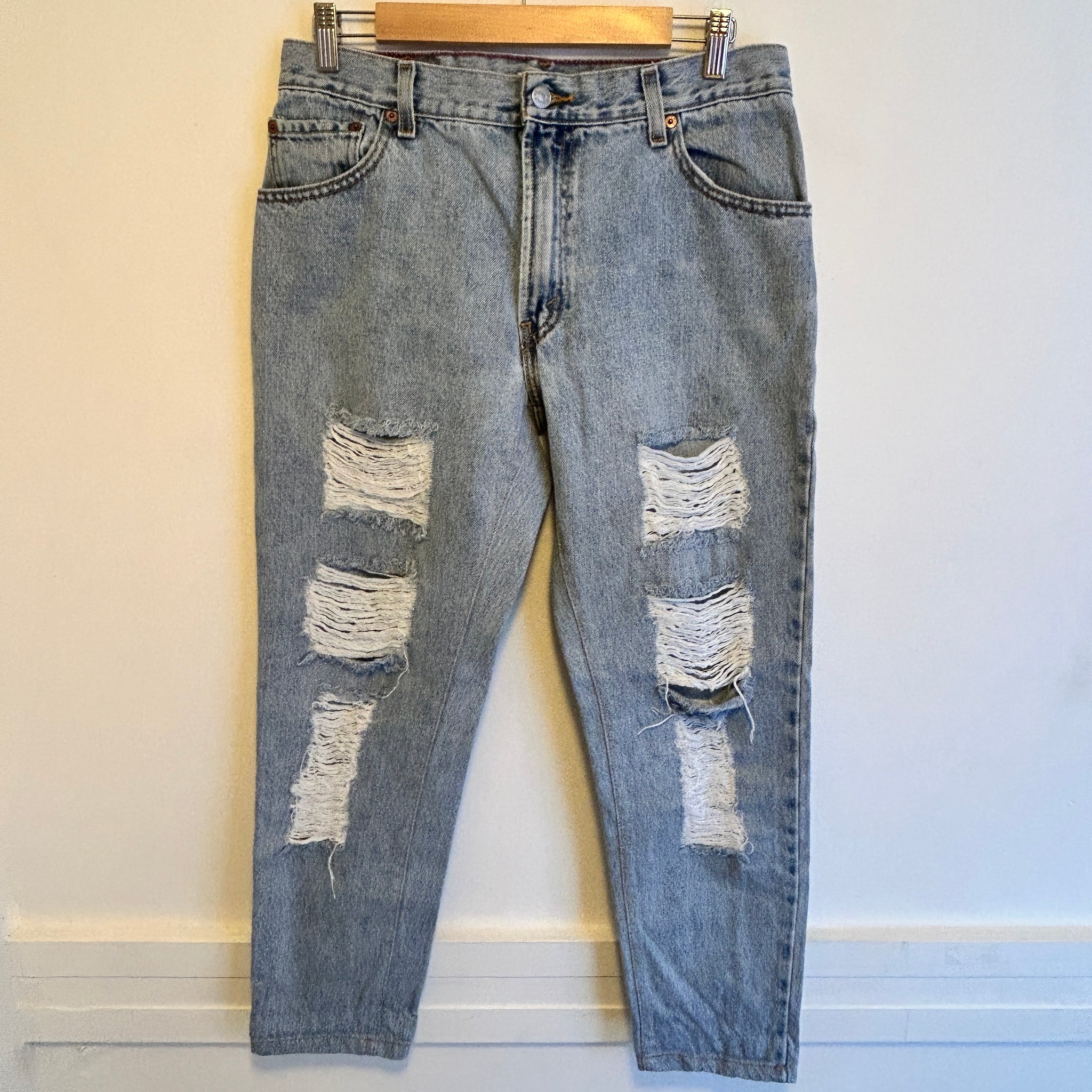 Distressed Levi's 550 Denim | 32